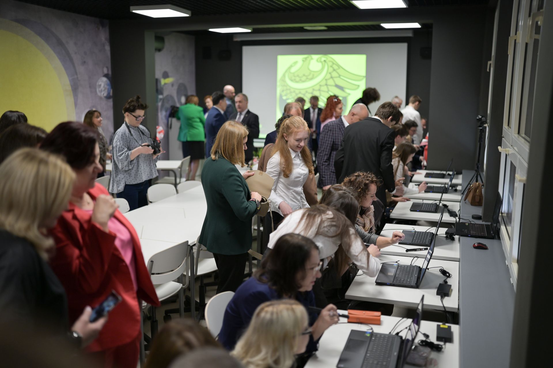 Zdjęcie zebranych osób testujących nową technologie dostępną w szkole